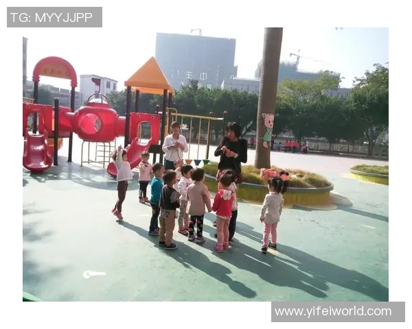 儿童画中踢足球的快乐时光展现童真与运动激情的完美结合 儿童画中踢足球的快乐时光展现童真与运动激情的完美结合